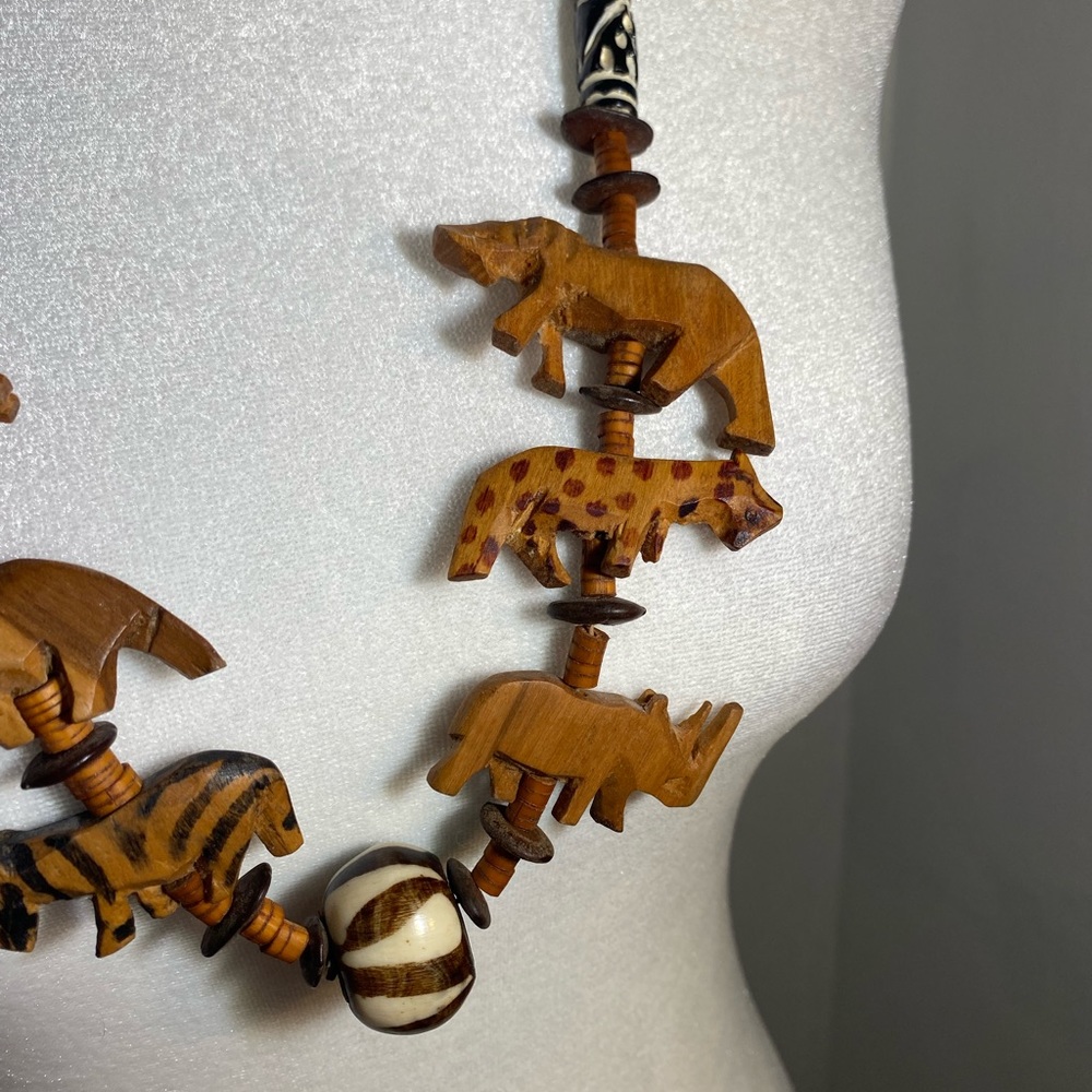 Vintage Hand carved African necklace.Brown carved animals and beads - Picture 2 of 7